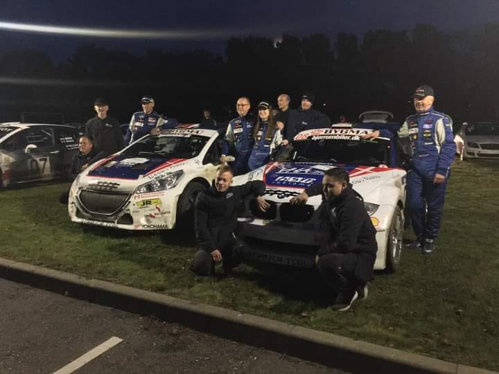 Teamet er samlet efter målrampen ved DM-finalen. På dette tidspunkt er det endnu ikke klart, hvem der har vundet Dansk Super Rally.